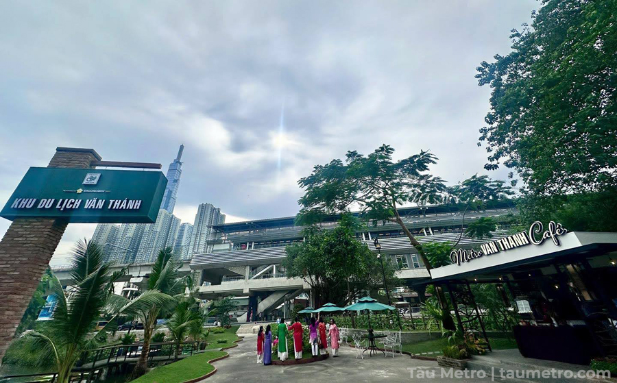 quan ca phe co view ngam tau metro tai tphcm